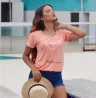 Blusas Com Pedraria e Aplica��es